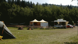 Camping_Zeltplatz mit Bierwagen