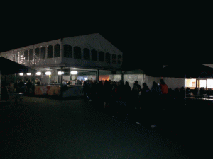 EventCenter außen dunkel ankunft besucher